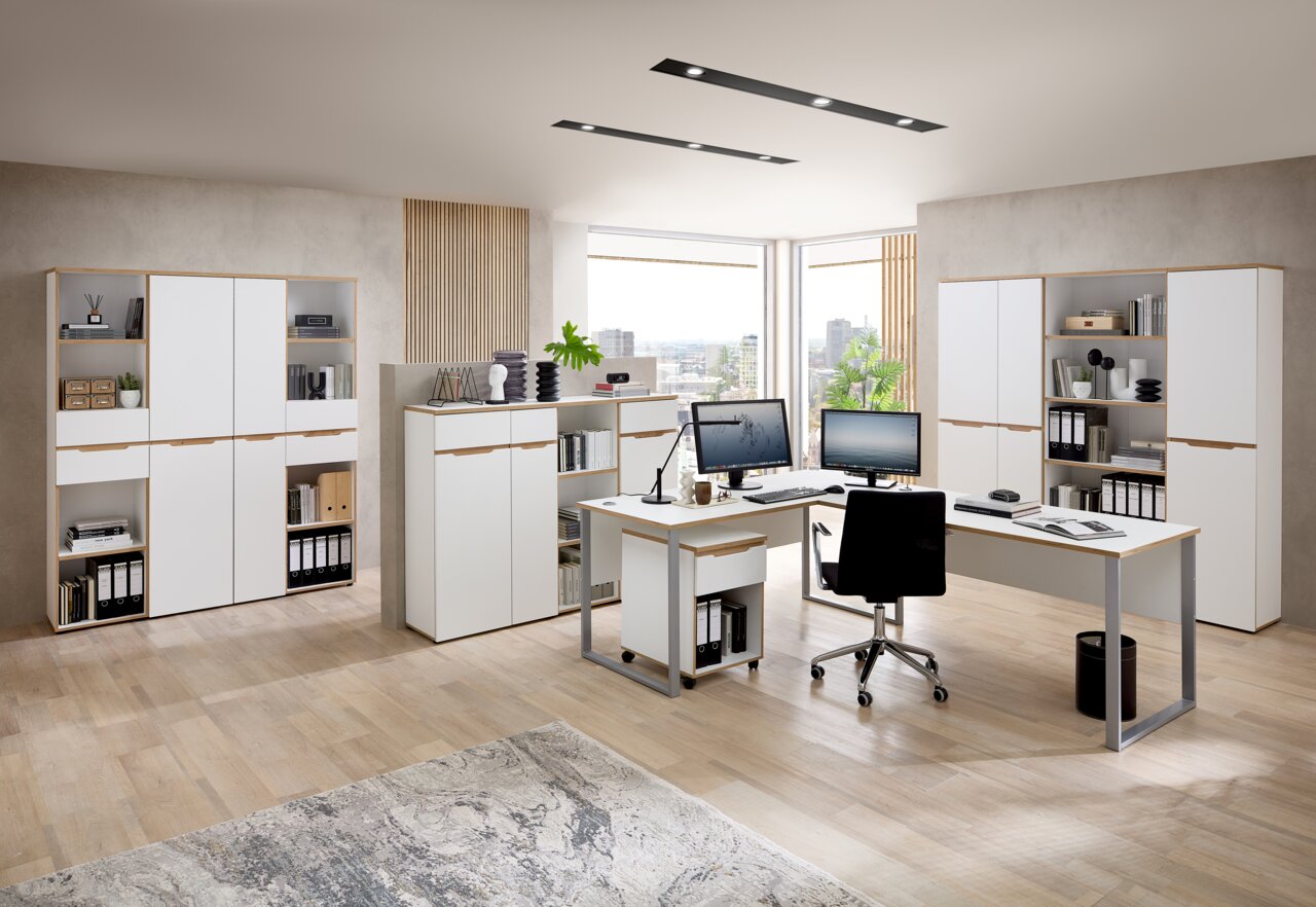 Voleo Regal schmal DETROIT Moderne Büromöbel in einem hellen Raum mit großen Fenstern, bestehend aus weißen Aktenschränken, Regalen und Schreibtischen. Perspektive von schräg vorne.