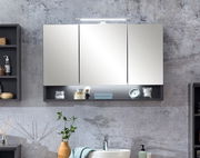 Moderner Spiegelschrank mit drei Türen und integrierter Beleuchtung, frontal betrachtet, mit offenen Regalfächern darunter.