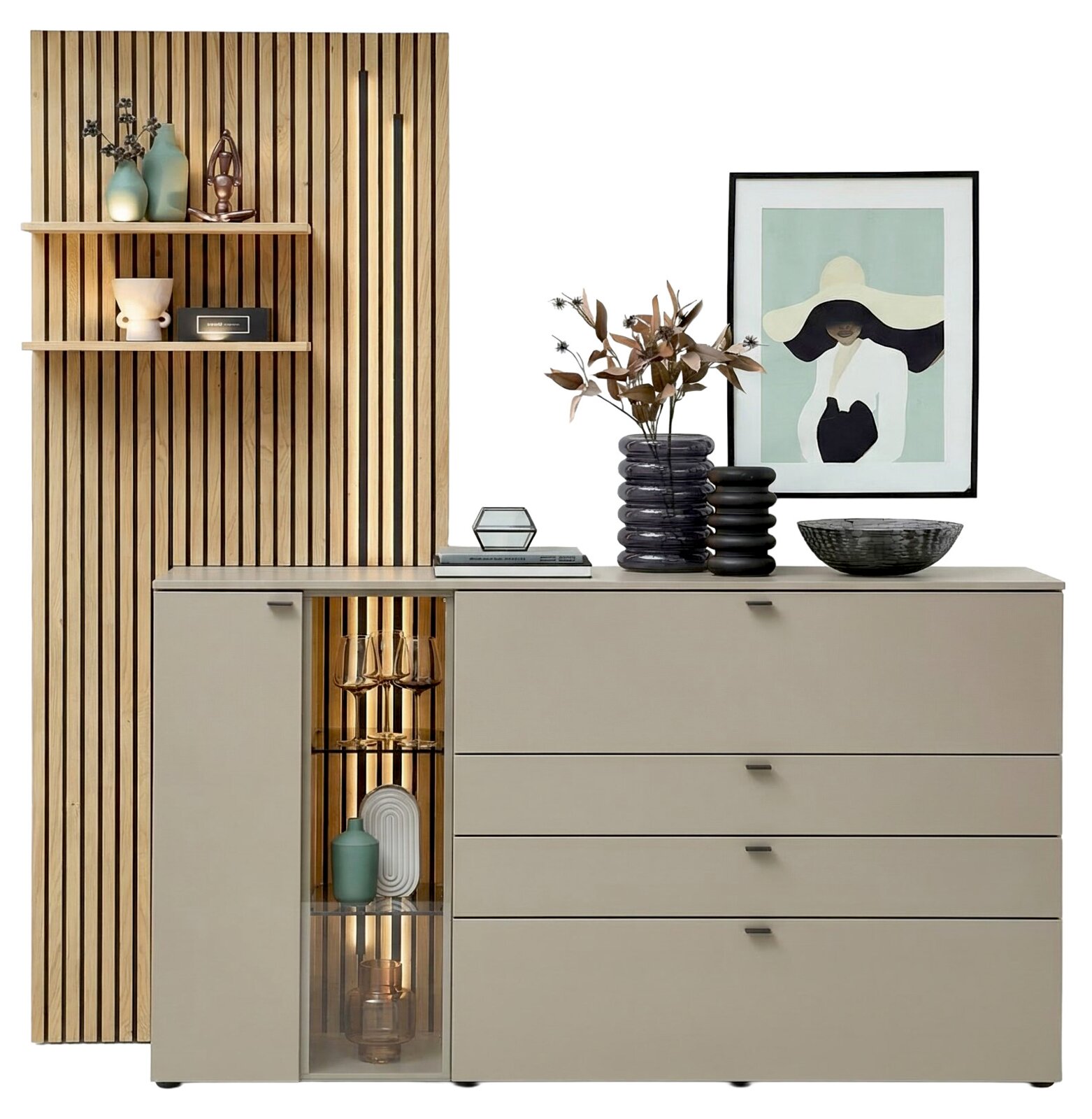 Modernes Sideboard in Beige mit Schubladen und beleuchtetem Glasfach vor vertikaler Holzlamellenwand, mit Deko und gerahmtem Poster – Frontalansicht.