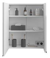 Geöffneter Spiegelschrank mit zwei Türen, gefüllt mit Pflegeprodukten und Zahnbürsten, frontal betrachtet.