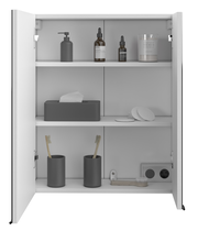 Geöffneter Spiegelschrank mit zwei Türen, gefüllt mit Pflegeprodukten und Zahnbürsten, frontal betrachtet.