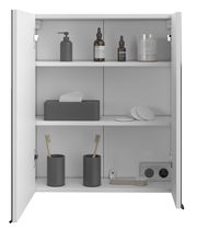 Geöffneter Spiegelschrank mit zwei Türen, gefüllt mit Pflegeprodukten und Zahnbürsten, frontal betrachtet.