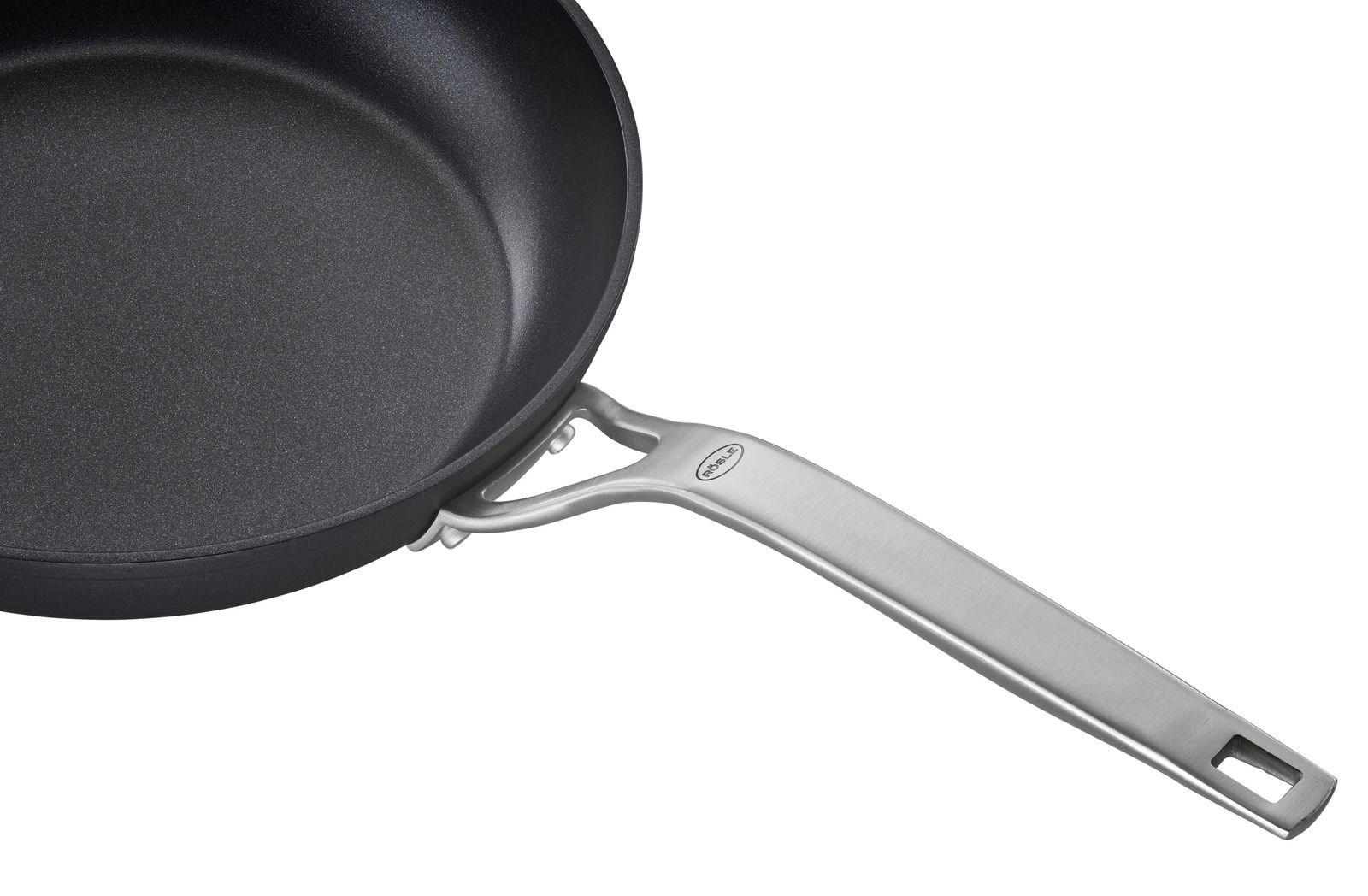 Nahaufnahme einer Bratpfanne Raise mit 28 cm Durchmesser, seitliche Perspektive auf den Griff aus Edelstahl.