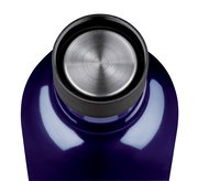 Ansicht von oben auf eine dunkelblaue Isoliertrinkflasche mit silbernem Deckel.