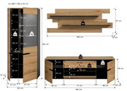 Wohnwand-Set in Holzoptik mit grauen Akzenten: hoher Vitrinenschrank, Lowboard und Wandpaneel mit zwei Ablagen, mit Maßangaben und Belastungsangaben, Frontansicht.