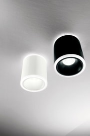 Twee cilindervormige LED-opbouwspots in zwart en wit, gezien van onderaf, gemonteerd aan het plafond.