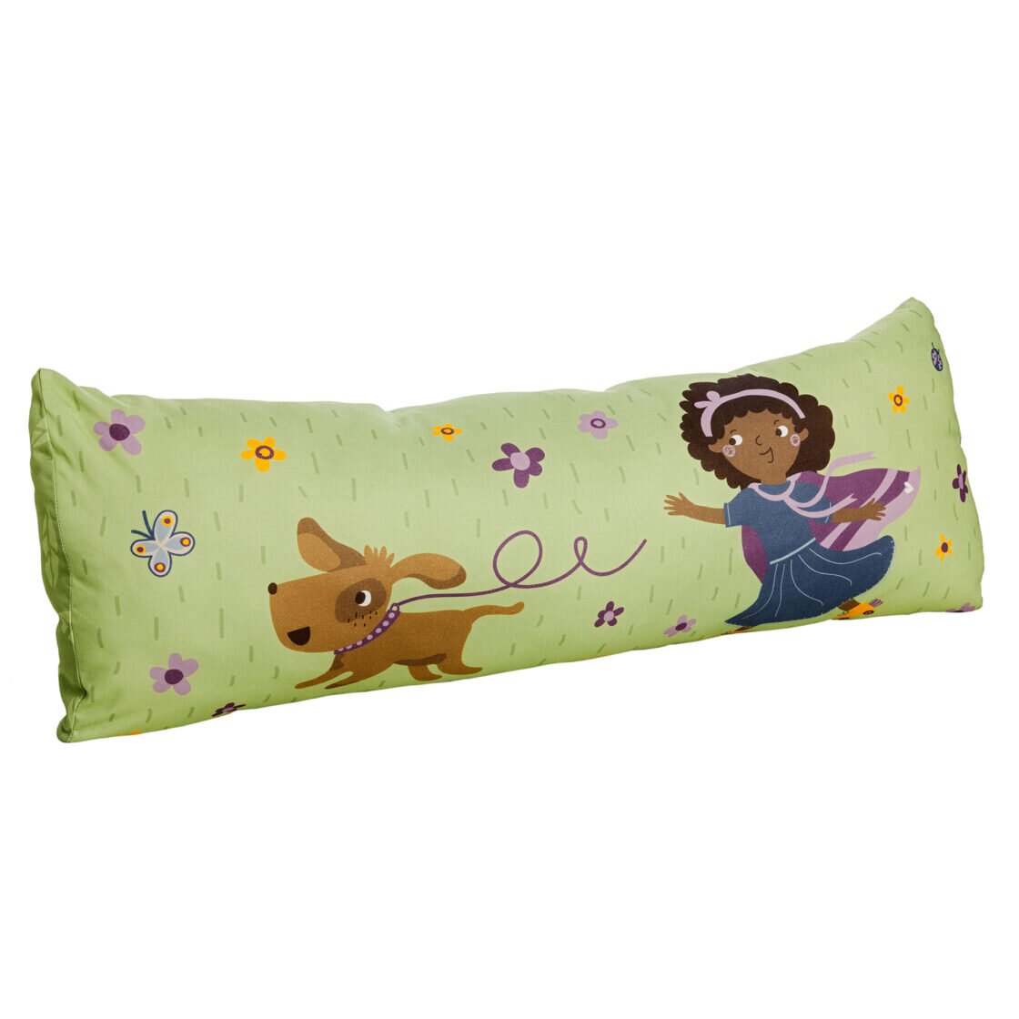 Groen kussen met een kleurrijke afbeelding van een spelend kind en een hond, gezien vanuit een zijdelingse hoek