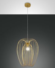 Goldene Pendelleuchte mit filigranem, käfigartigem Design, von der Decke hängend, seitliche Perspektive.