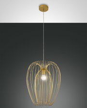 Goldene Pendelleuchte mit filigranem, käfigartigem Design, von der Decke hängend, seitliche Perspektive.