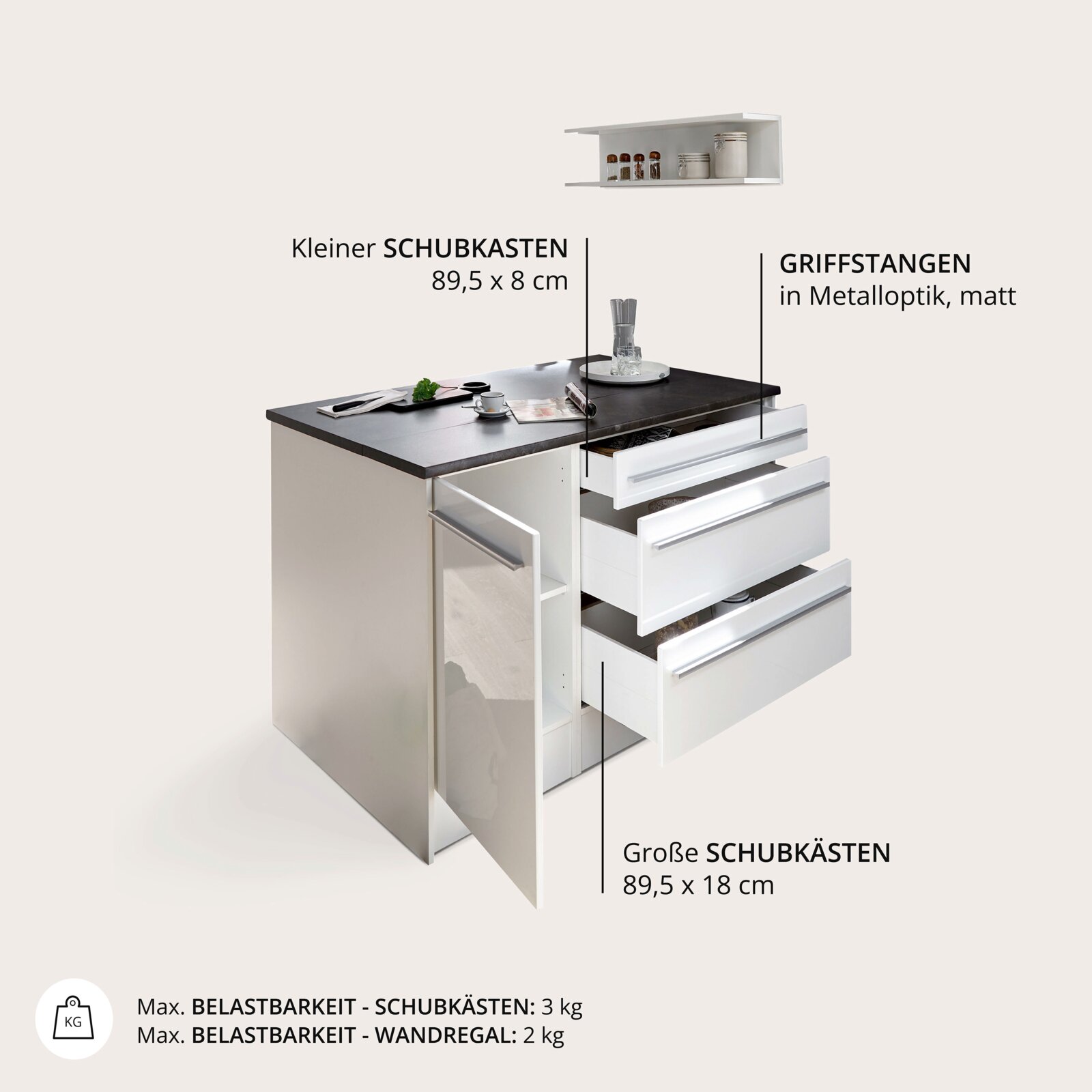 Keukeneiland met zwart werkblad, meerdere lades en een open kast, gezien van rechtsvoor.