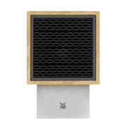 Vorderansicht eines modernen Messerblocks mit Holzrahmen und schwarzer Oberfläche, montiert auf einem silbernen Sockel mit WMF-Logo.