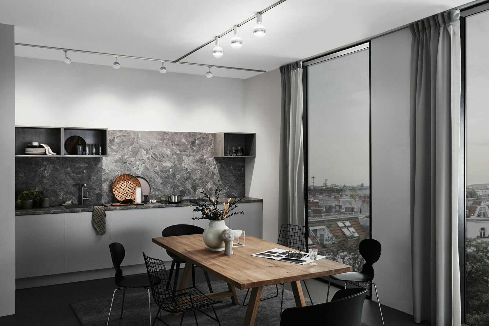 PAULMANN Ceiling Socket URAIL Moderne Küche mit URAIL Deckenleuchten von PAULMANN, Perspektive von der Seite mit Blick auf den Esstisch und die Fensterfront.