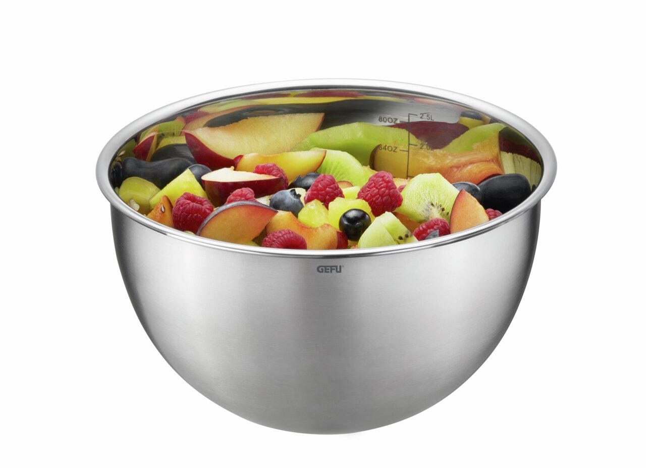 Edelstahl-Schüssel mit frischem Obstsalat, seitliche Perspektive