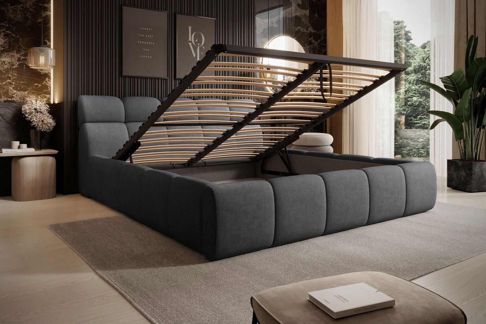 Polsterbettgestell in modernem Schlafzimmer, seitliche Perspektive, mit hochgeklapptem Lattenrost und Stauraum darunter.