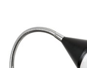 Nahaufnahme einer LED-Klemmleuchte mit flexiblem, metallischem Schwanenhals und schwarzem Lampenschirm.