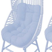 Gartensessel mit grünem Geflecht und grauem, gepolstertem Sitzkissen, seitliche Perspektive