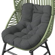 Gartensessel mit grünem Geflecht und grauem, gepolstertem Sitzkissen, seitliche Perspektive