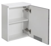 Weißer Oberschrank mit geöffneter Tür, zwei Einlegeböden und sichtbaren Scharnieren, seitliche Perspektive