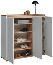 Offener XL-Schuhschrank mit weißen Türen und Holzregalen, gefüllt mit verschiedenen Schuhen, aus einer frontalen Perspektive.