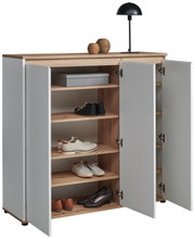 Offener XL-Schuhschrank mit weißen Türen und Holzregalen, gefüllt mit verschiedenen Schuhen, aus einer frontalen Perspektive.