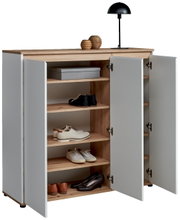 Offener XL-Schuhschrank mit weißen Türen und Holzregalen, gefüllt mit verschiedenen Schuhen, aus einer frontalen Perspektive.