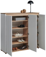 Offener XL-Schuhschrank mit weißen Türen und Holzregalen, gefüllt mit verschiedenen Schuhen, aus einer frontalen Perspektive.