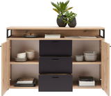 Frontale Ansicht eines modernen Sideboards mit Holzoptik und schwarzen Schubladen, dekoriert mit Pflanzen und Geschirr.