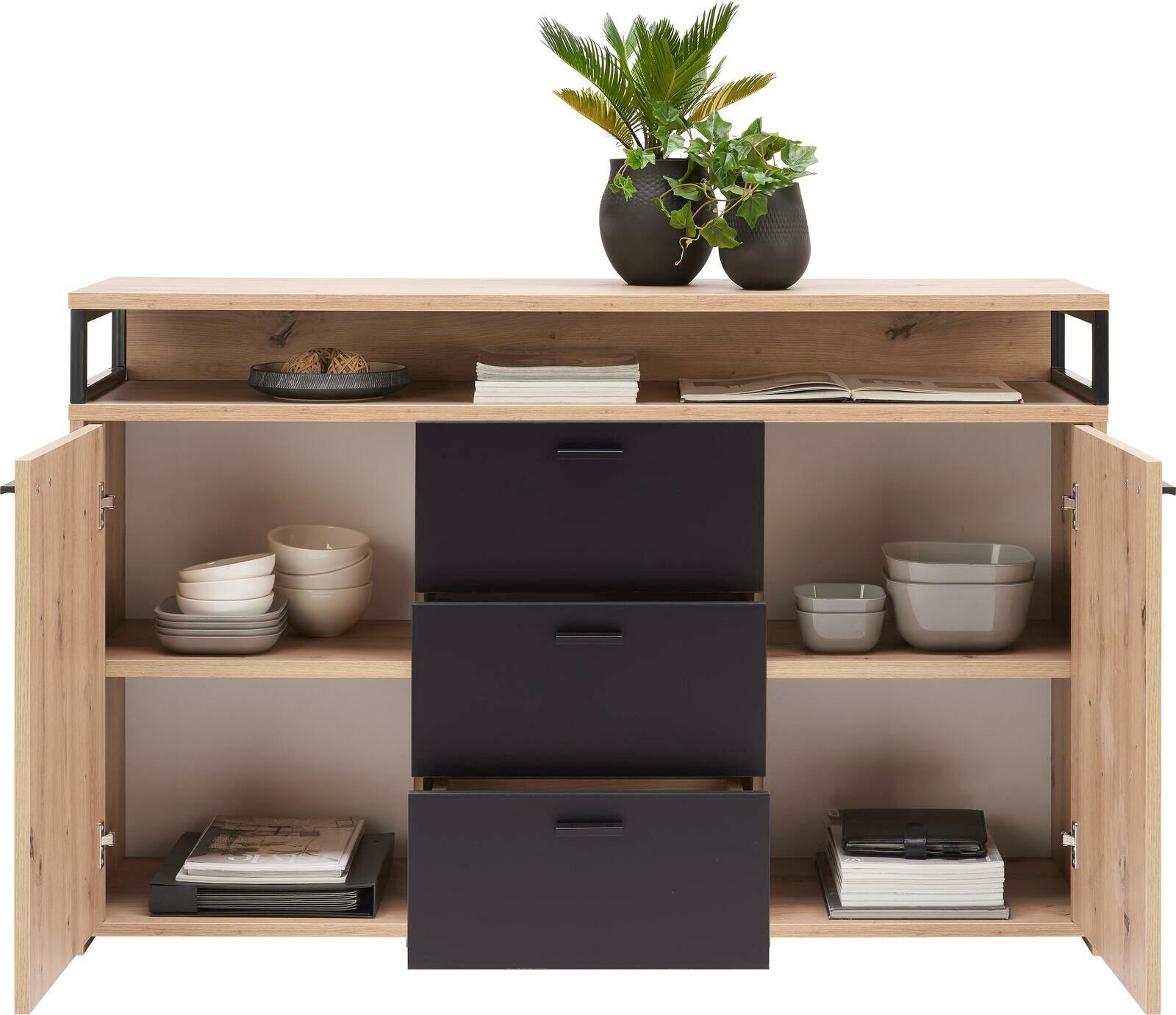 Frontale Ansicht eines modernen Sideboards mit Holzoptik und schwarzen Schubladen, dekoriert mit Pflanzen und Geschirr.