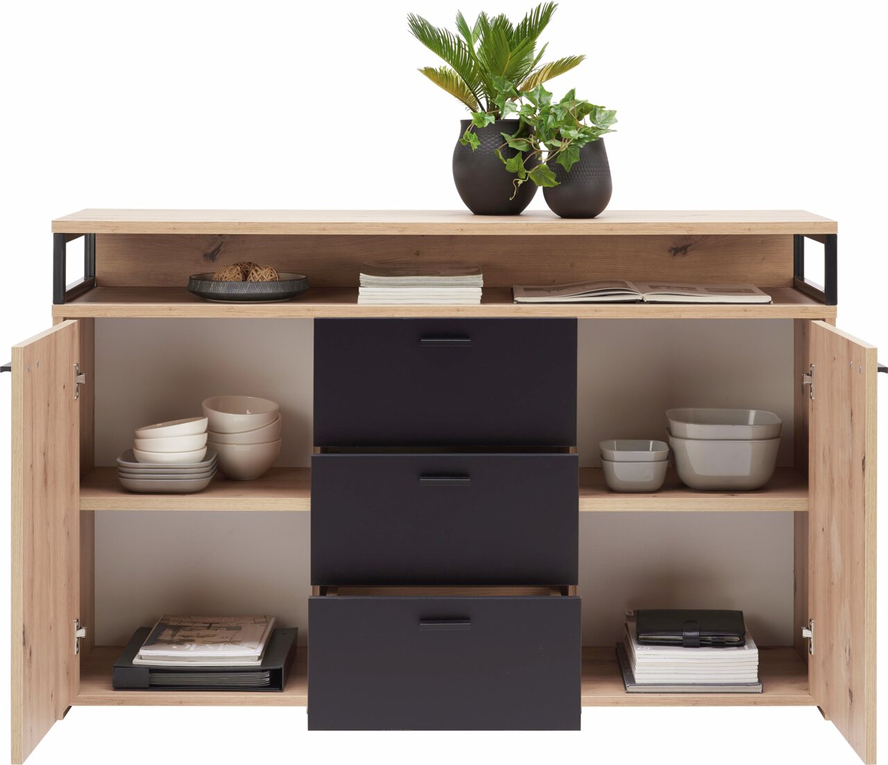 Frontale Ansicht eines modernen Sideboards mit Holzoptik und schwarzen Schubladen, dekoriert mit Pflanzen und Geschirr.