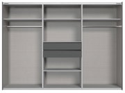 Innenansicht eines dreiteiligen Kleiderschranks in Grau mit zwei Kleiderstangen, mehreren Regalböden und zwei mittigen Schubladen, frontal von vorn fotografiert.