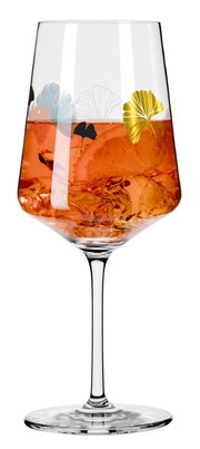 Transparant wijnglas op voet met oranje cocktail, ijsblokjes en een schijf citrus, versierd met bladmotieven; frontale aanzicht