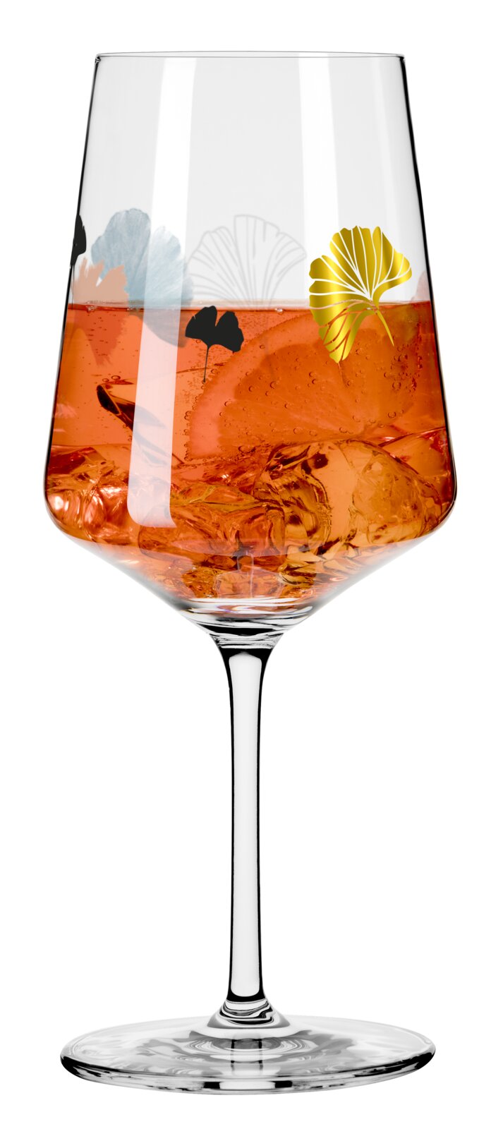 Transparant wijnglas op voet met oranje cocktail, ijsblokjes en een schijf citrus, versierd met bladmotieven; frontale aanzicht