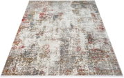 Moderner Teppich mit abstraktem Patchwork-Muster in Creme, Grau, Blau und Rot, in schräger Draufsicht freigestellt auf weißem Hintergrund