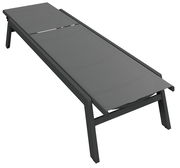 Moderne Sonnenliege aus Metall in seitlicher Perspektive