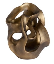 Een abstract, goudkleurig ornament met gebogen vormen, gefotografeerd vanaf de voorkant.