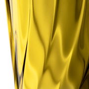 Nahaufnahme eines gelben Trinkglases mit verdrehtem Design, seitliche Perspektive