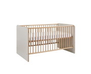 Modernes Babybett/Gitterbett aus hellem Holz mit weißen Seitenteilen und Matratze, freigestellt vor weißem Hintergrund, in schräger Vorderansicht (3/4-Perspektive) von links.
