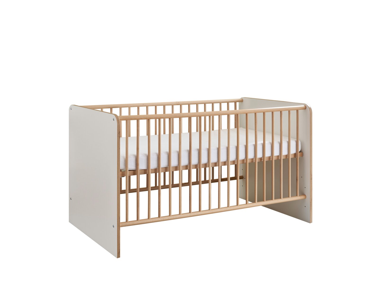 Modernes Babybett/Gitterbett aus hellem Holz mit weißen Seitenteilen und Matratze, freigestellt vor weißem Hintergrund, in schräger Vorderansicht (3/4-Perspektive) von links.