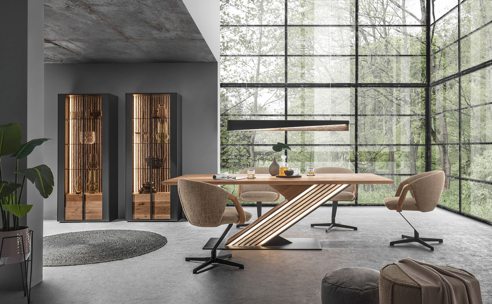 Moderne Esszimmer-Szene mit großem Holztisch und LED-Beleuchtung, umgeben von drehbaren Stühlen und hohen Vitrinen, mit Blick auf eine grüne Außenlandschaft durch große Fenster.