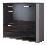 Moderner Schuhschrank mit glänzender schwarzer Front und silbernen Griffen, seitliche Perspektive