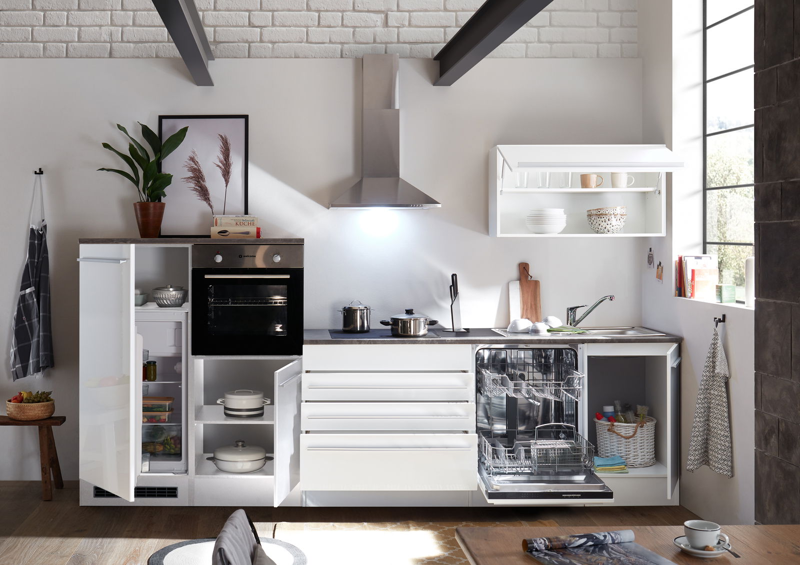 Moderne Küchenzeile in Weiß mit offenem Geschirrspüler, Kühlschrank und Hängeschrank, fotografiert aus frontaler Perspektive.