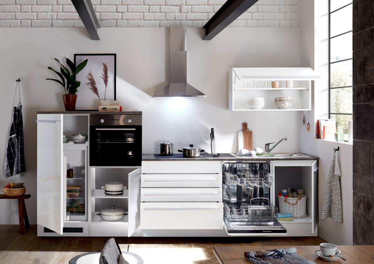 Moderne Küchenzeile in Weiß mit offenem Geschirrspüler, Kühlschrank und Hängeschrank, fotografiert aus frontaler Perspektive.