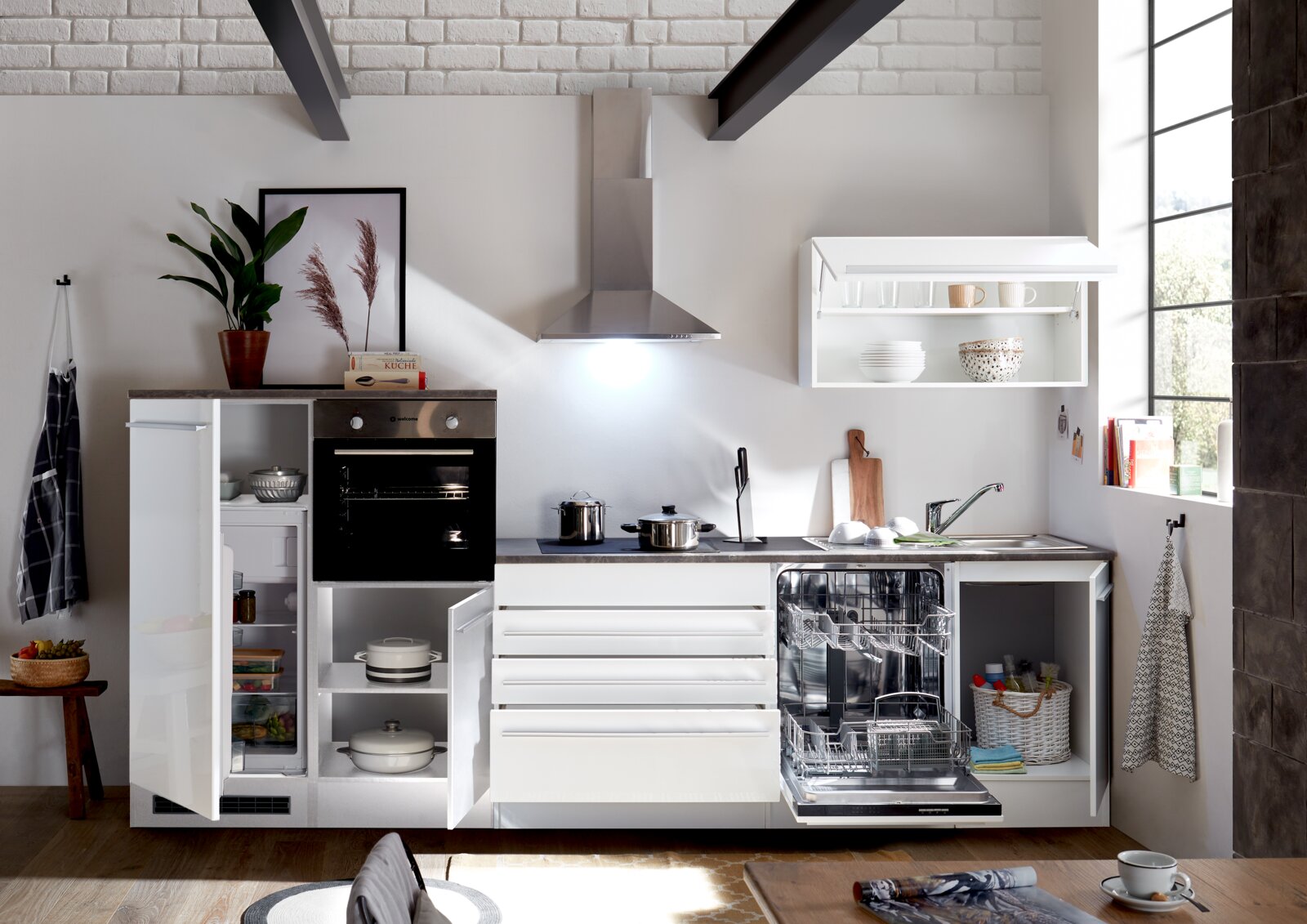 Moderne Küchenzeile in Weiß mit offenem Geschirrspüler, Kühlschrank und Hängeschrank, fotografiert aus frontaler Perspektive.