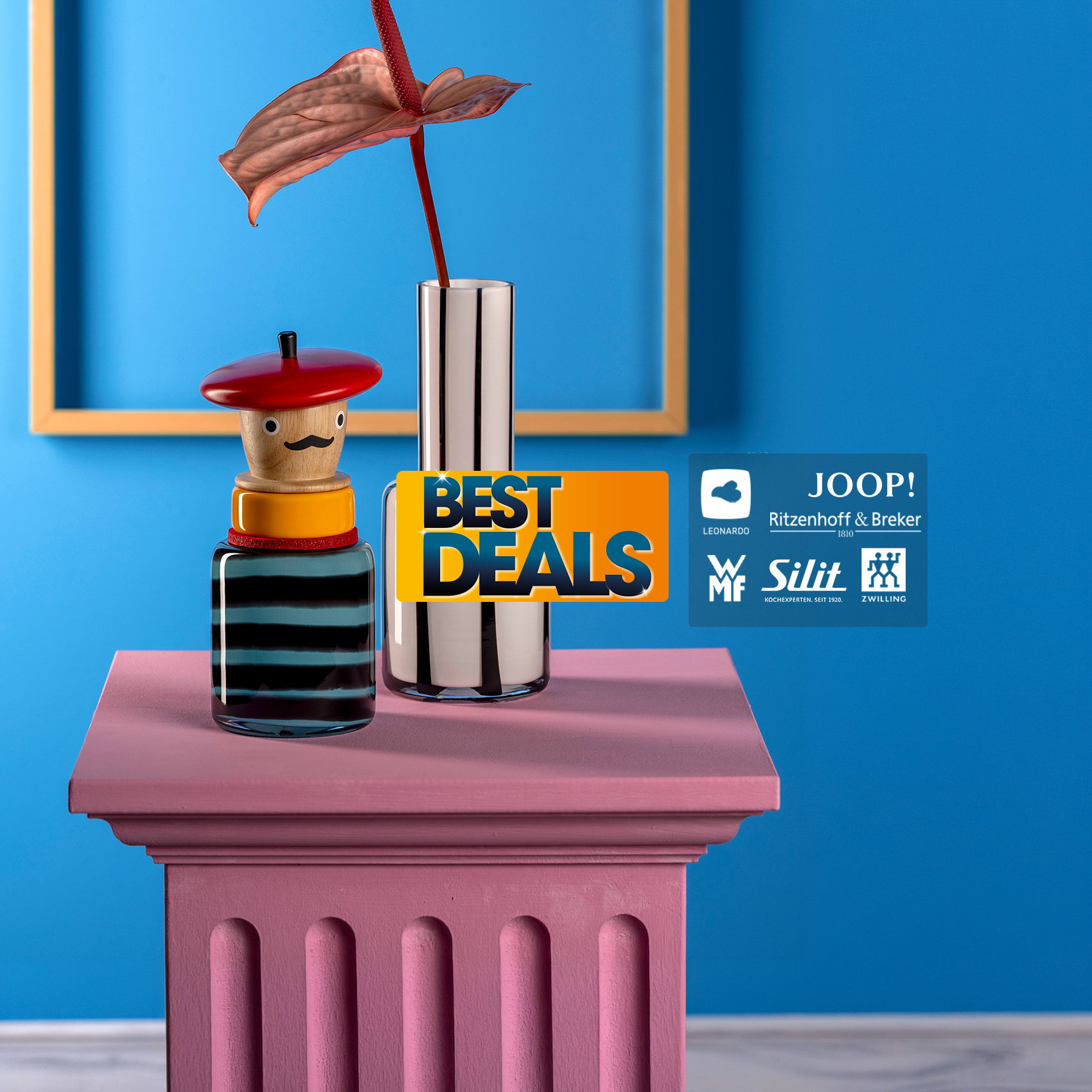 Bunte Deko mit Vase und Figur auf Podest, beworben mit „Best Deals“ und Markenlogos