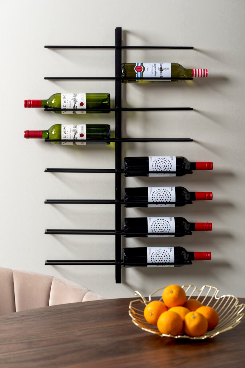 present time Weinregal DUAL Wandmontiertes Weinregal aus Metall mit horizontalen Flaschenhaltern, gefüllt mit Weinflaschen, seitliche Perspektive.