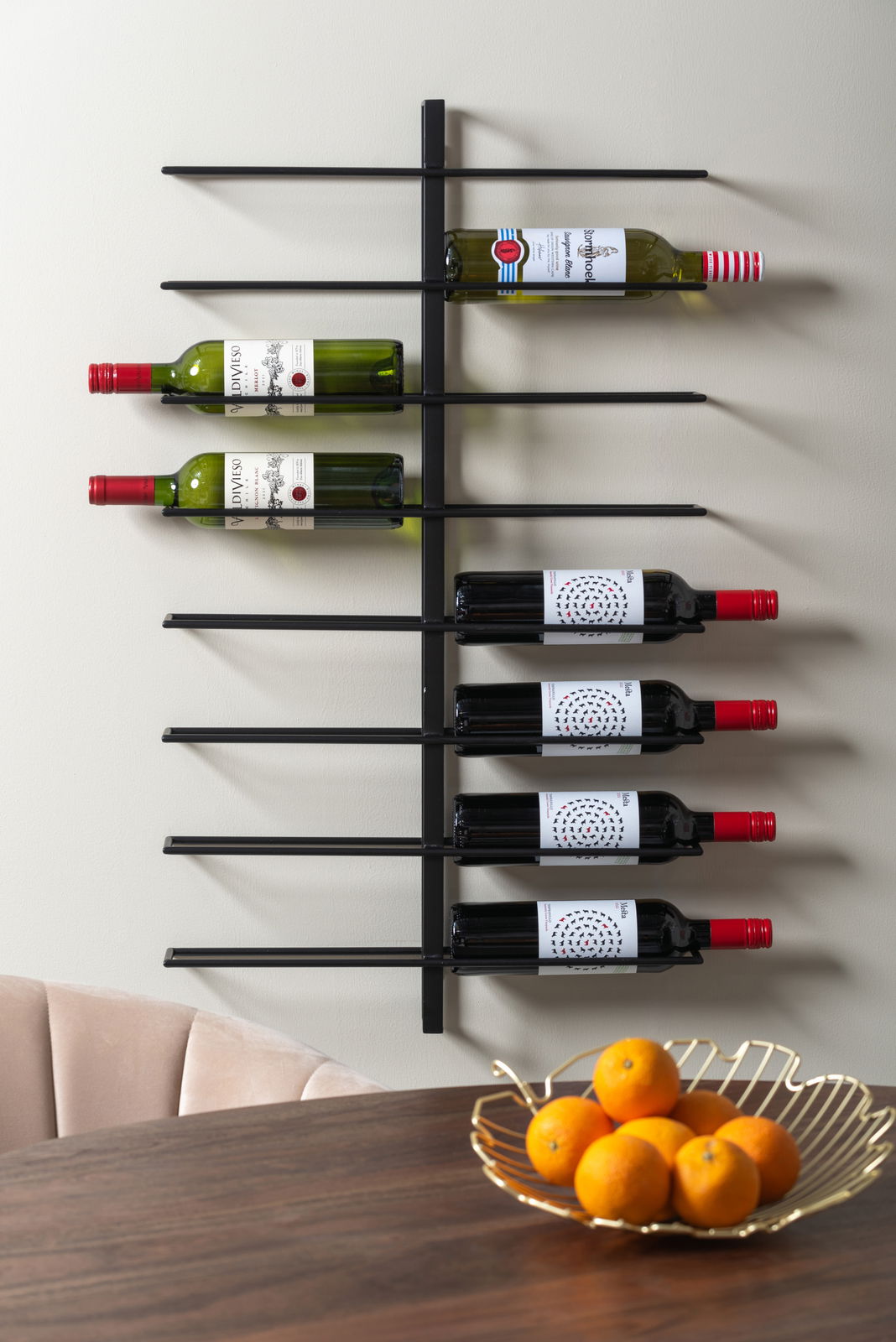 Wandmontiertes Weinregal aus Metall mit horizontalen Flaschenhaltern, gefüllt mit Weinflaschen, seitliche Perspektive.