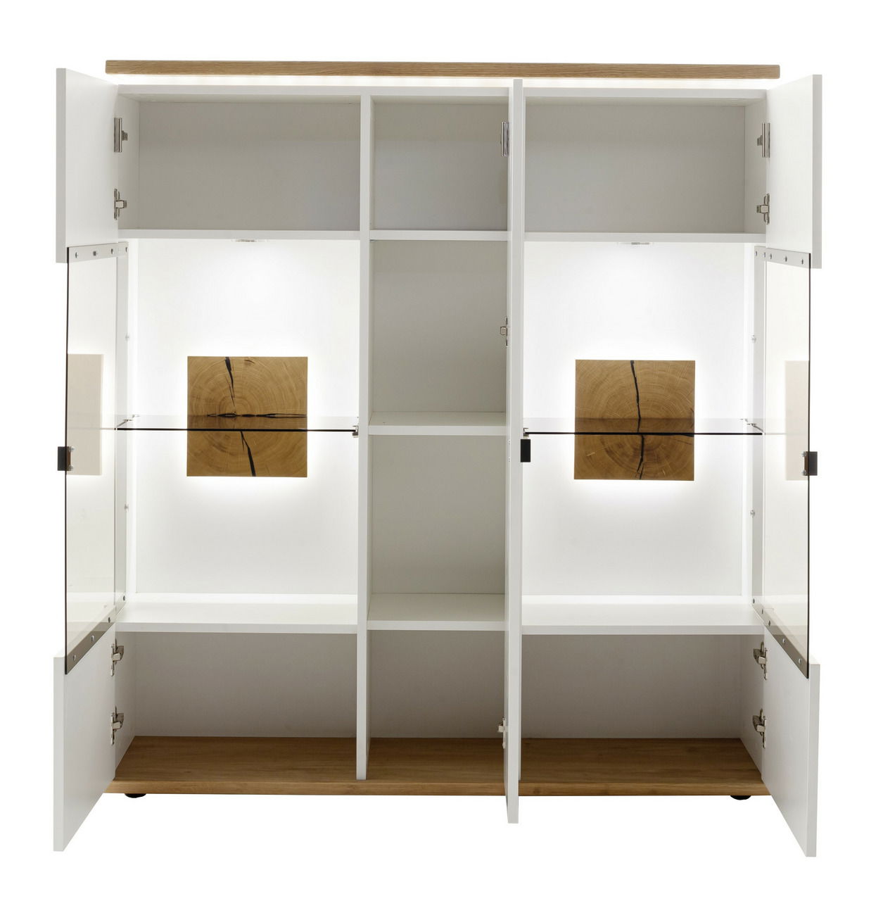 Frontale Ansicht eines modernen Highboards mit offenen Türen, weißen Regalfächern und dekorativen Holzelementen.