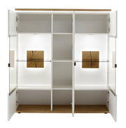 Frontale Ansicht eines modernen Highboards mit offenen Türen, weißen Regalfächern und dekorativen Holzelementen.