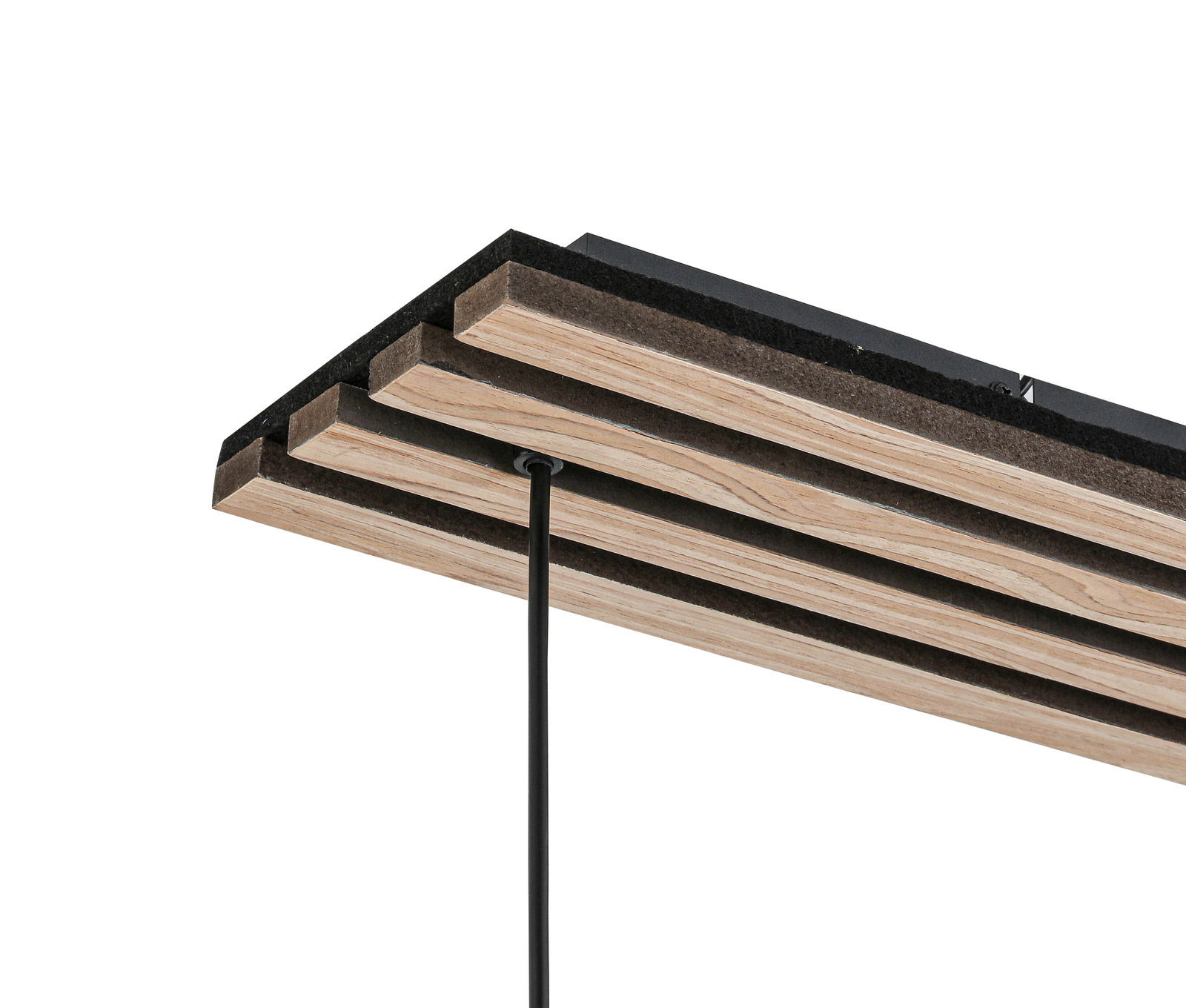 Nahaufnahme einer modernen Hängeleuchte mit Holzlamellen und schwarzem Kabel, seitliche Perspektive.