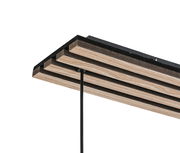 Nahaufnahme einer modernen Hängeleuchte mit Holzlamellen und schwarzem Kabel, seitliche Perspektive.